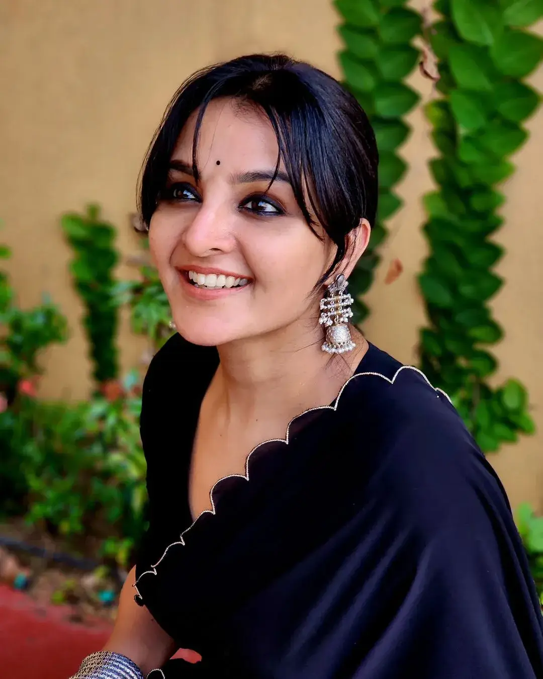 INDIAN ACTRESS MANJU WARRIER STILLS IN BLACK COLOR SAREE BLOUSE 1